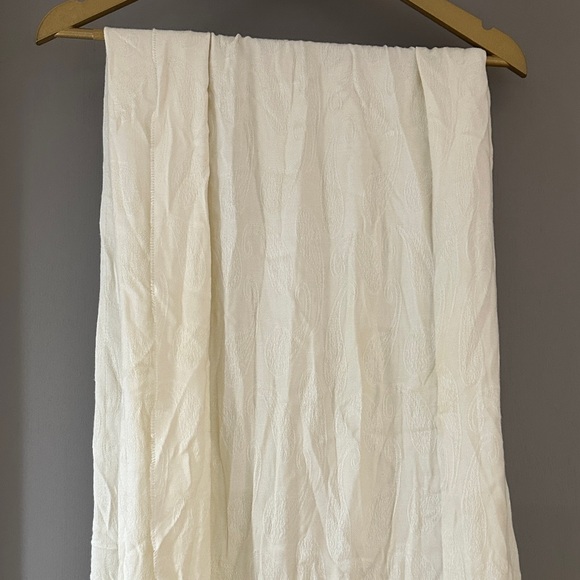 Made in Italy Ivory Textured XL Scarf with Fringe – Oversized Wrap - Picture 6 of 8